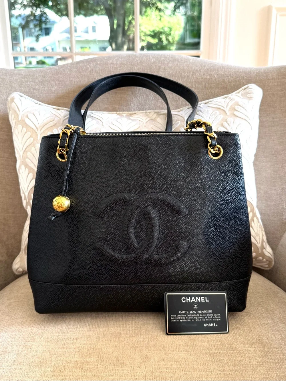 Authentic Chanel CC black caviar leather shoulder bag tote gold hardware